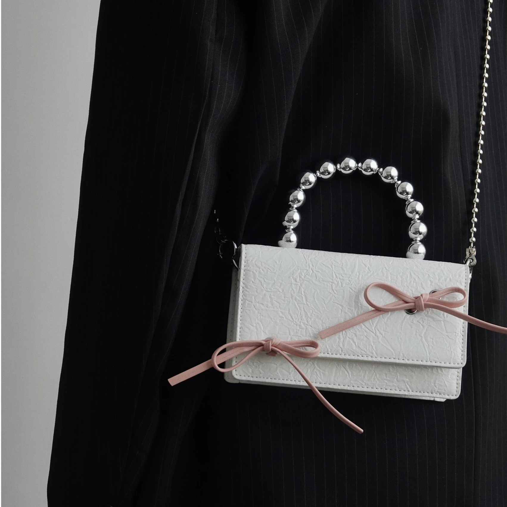 

Нишевая дизайнерская сумка с черной цепочкой и бантом, мини-сумка для телефона для женщин, модные брендовые трендовые сумки через плечо, жен...