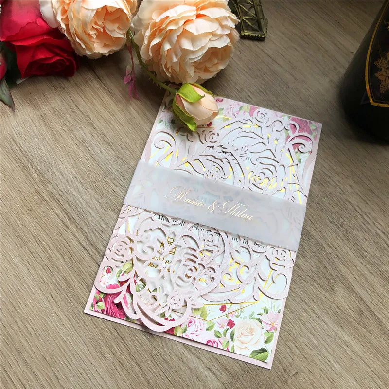 

(10 шт./лот) розовая пригласительная открытка с лазерной резкой для свадьбы XV приглашения на день рождения с бантом на поясе IC131