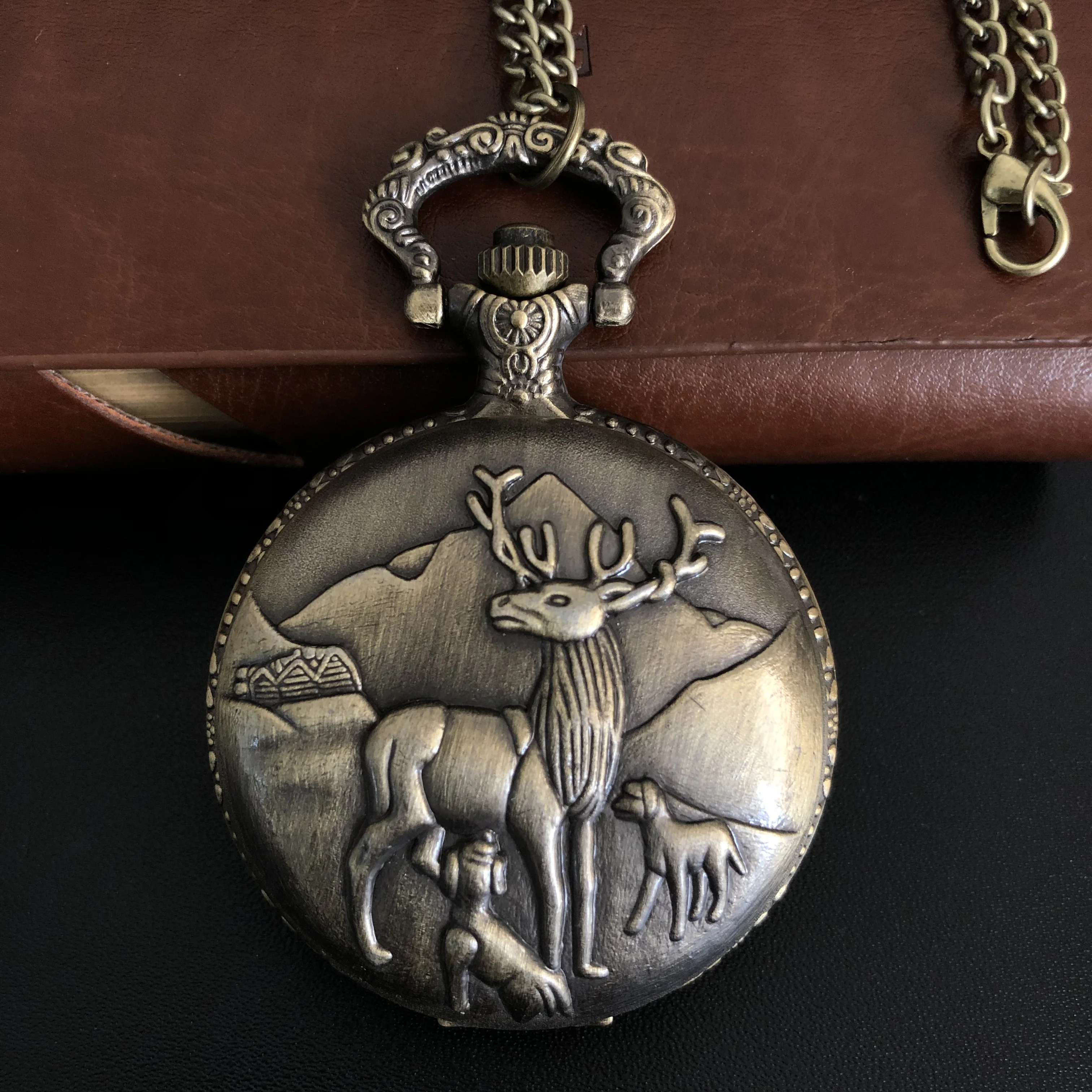

Vintage Exquisite Deer Pattern Design Carved Quartz Pocket Watch Necklace Pendant Gifts For Man with Fob Chain