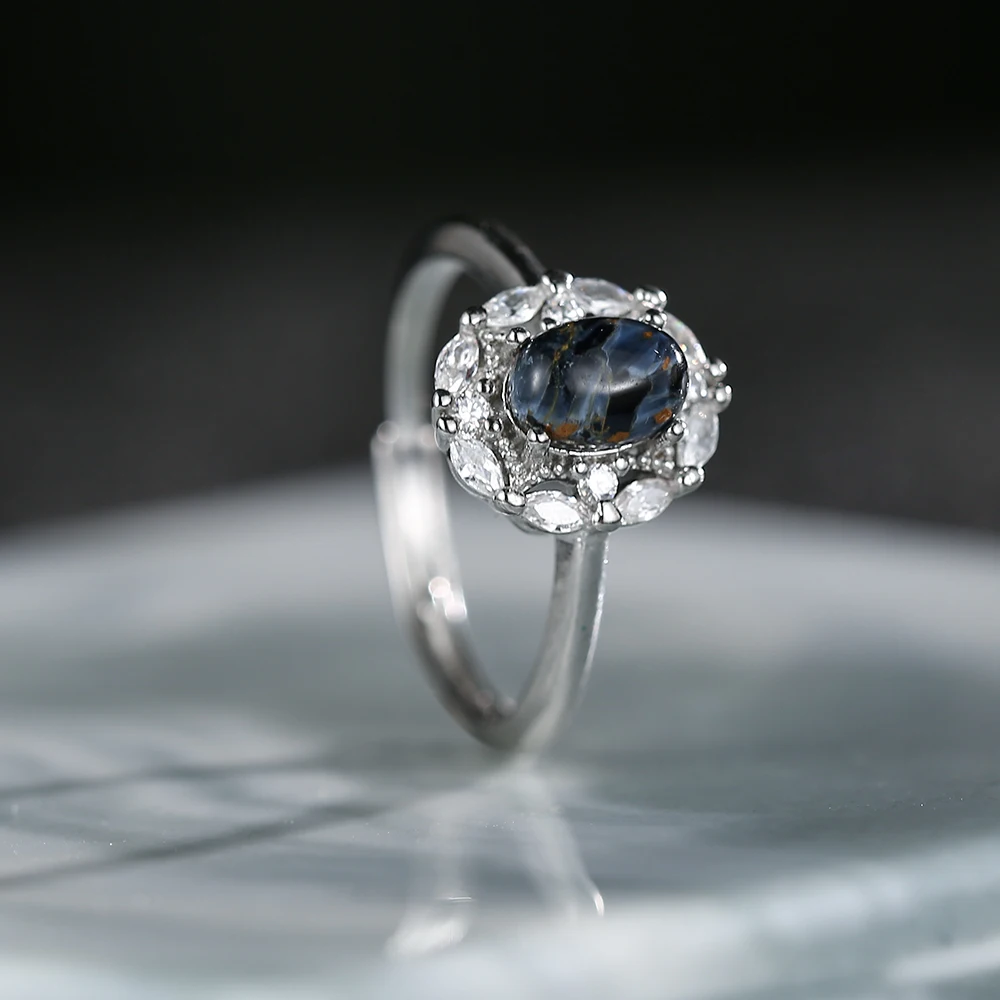 Женское кольцо с натуральными драгоценными камнями