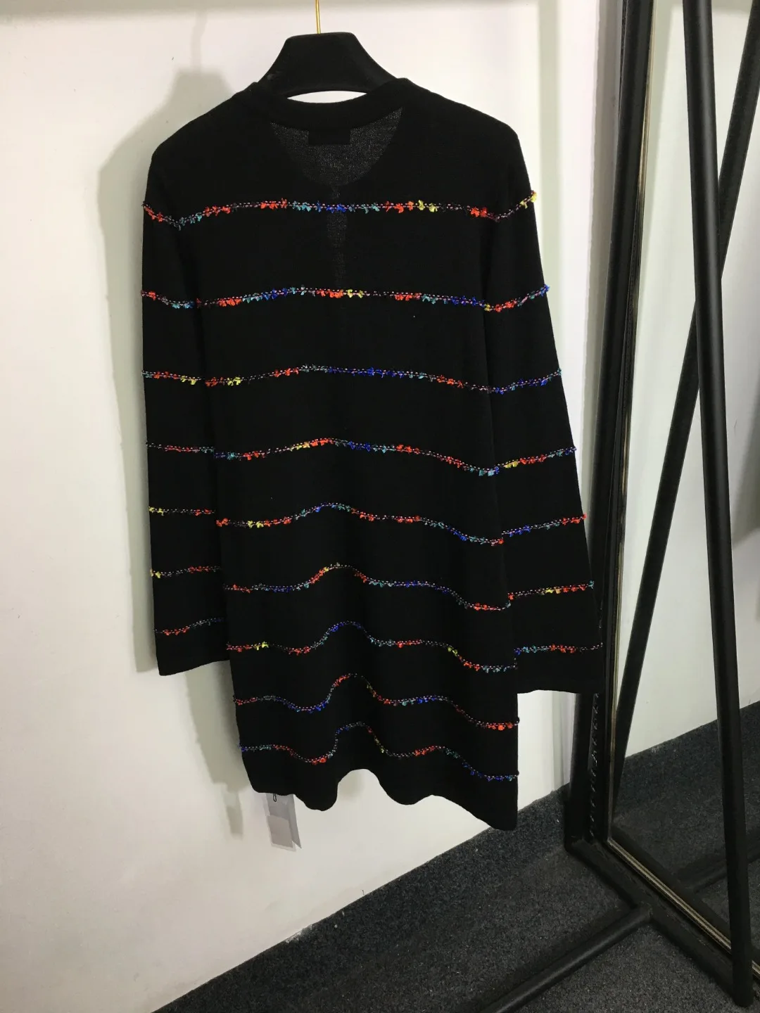 

2023 Новое цветное шерстяное трикотажное платье в полоску с бахромой и длинным рукавом из 100% шерсти