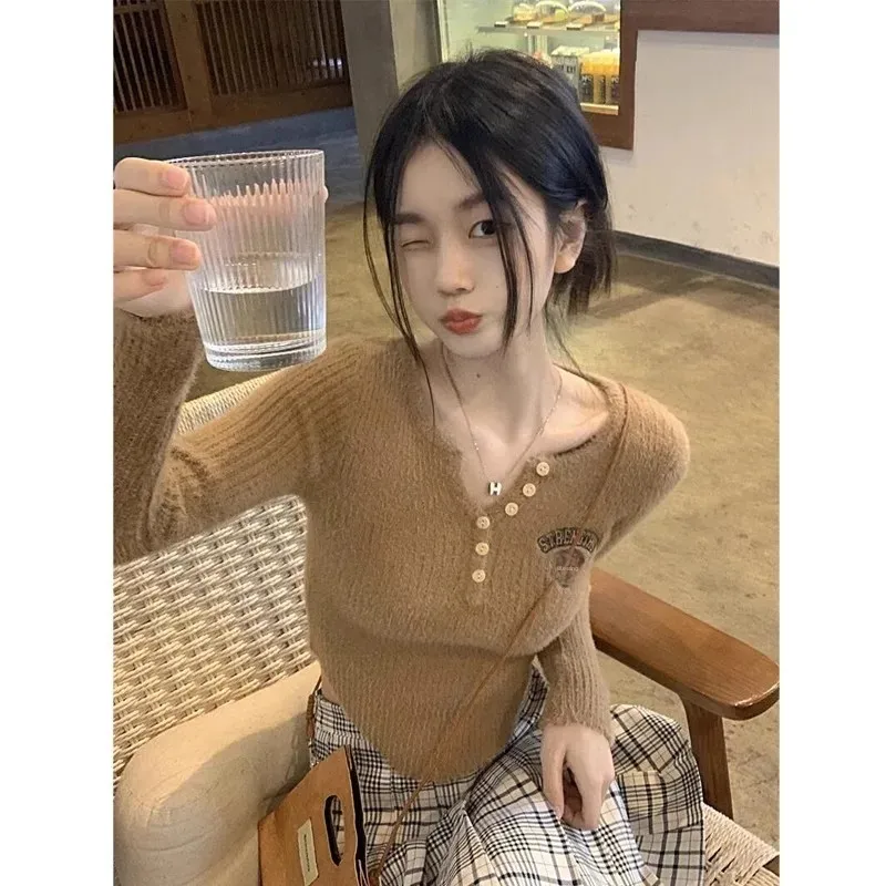 Осенне-зимний свитер с вышивкой базовый слой топ женский укороченный стильный