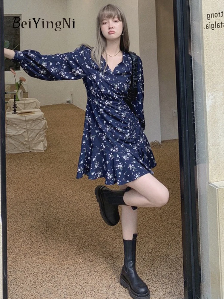 

Женское мини-платье с цветочным принтом, V-образным вырезом и длинным рукавом