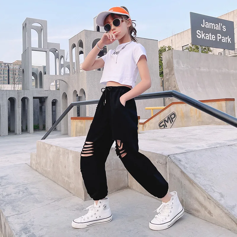 Детский спортивный костюм футболка с буквенным принтом и рваные брюки до