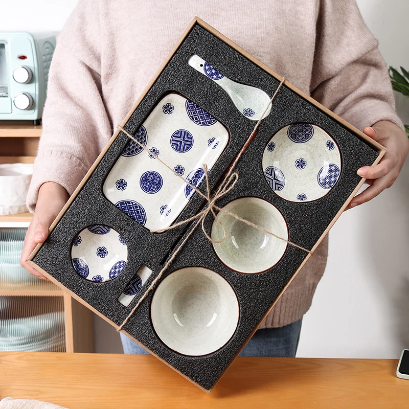 

1 человек, блюда с голубой краской, набор посуды, блюда из японского риса, керамические блюда, домашнее комбинированное блюдо, обеденный набо...