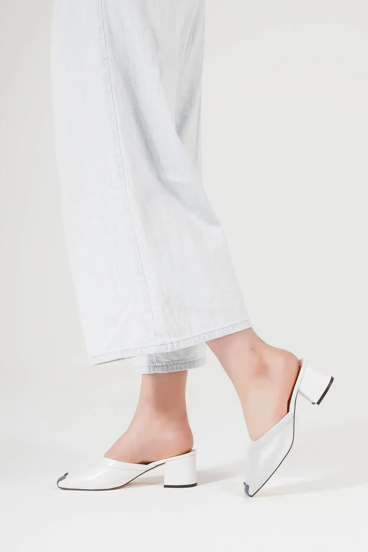 

Women's White Genuine Leather Casual Thick Heels Fronting Indoor Shoes