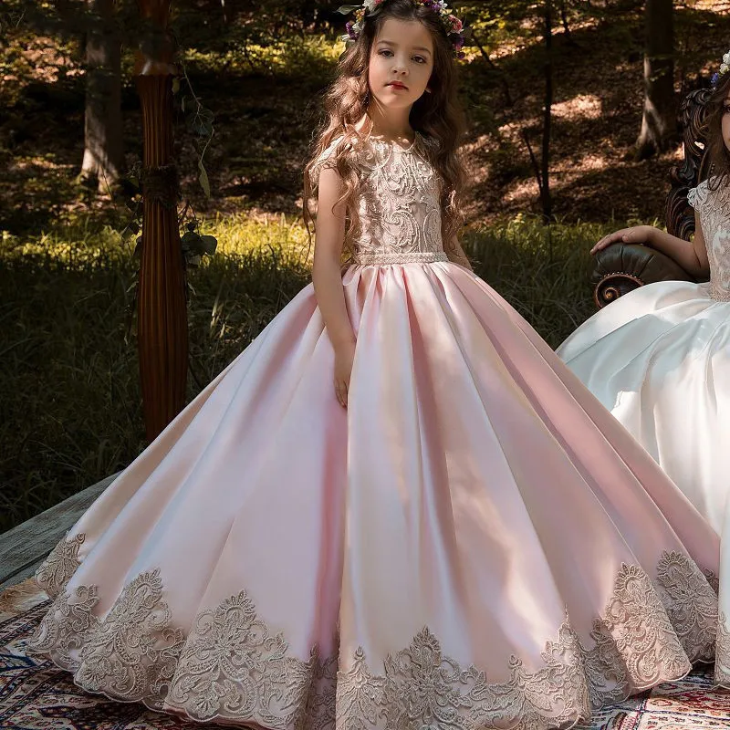 

2022 New Flower Girls Dresses High Quality Lace Appliques Beading Ball Gowns Beading Floor Length Pageant First Communion Dresse