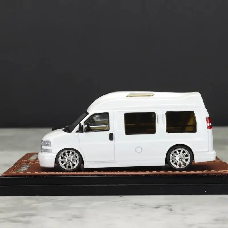 Модель автомобиля из сплава GOC 1:64 RV Savana Collection Display