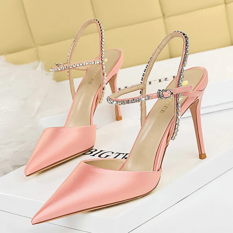 Женские шёлковые Босоножки на каблуке 8 см с закрытым носком |