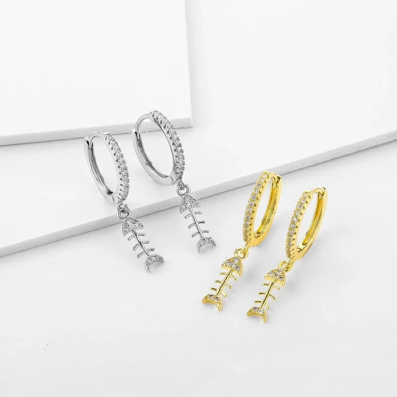 Простые серьги-подвески в виде рыбы с фианитами золотого и серебряного цвета