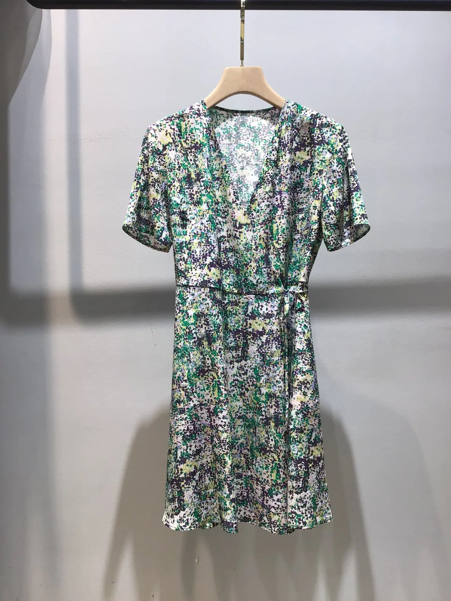 

2022 spring and summer new women's silk V-neck printed waist dress
