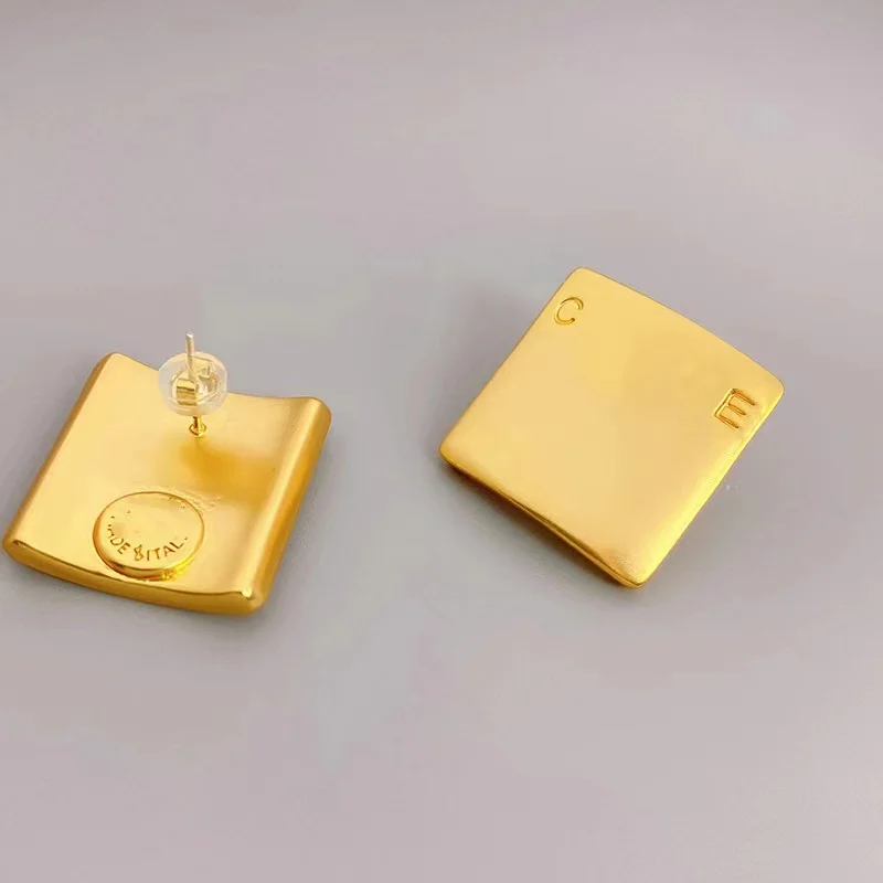 

Серьги-гвоздики квадратной формы с золотым покрытием