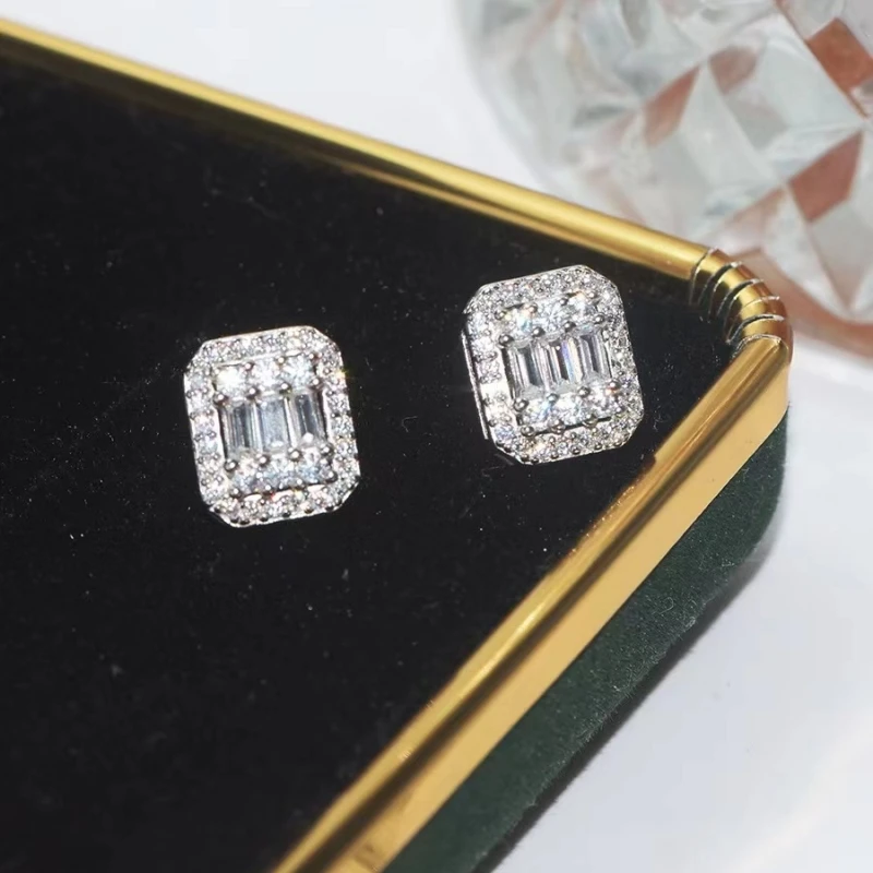 

Женские серьги-гвоздики из серебра 925 пробы с изумрудом