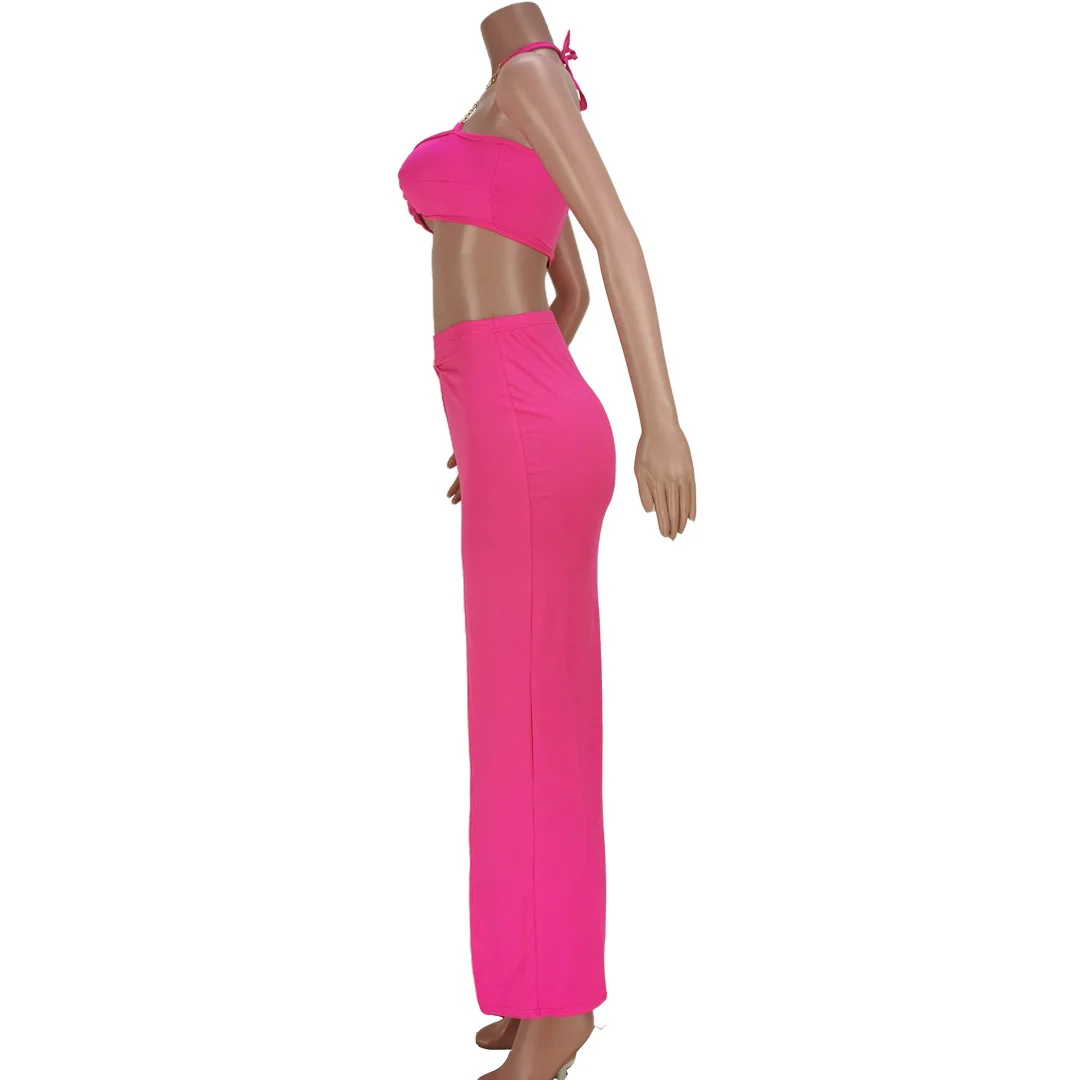 Укороченный топ с лямкой на шее и облегающая юбка разрезом |