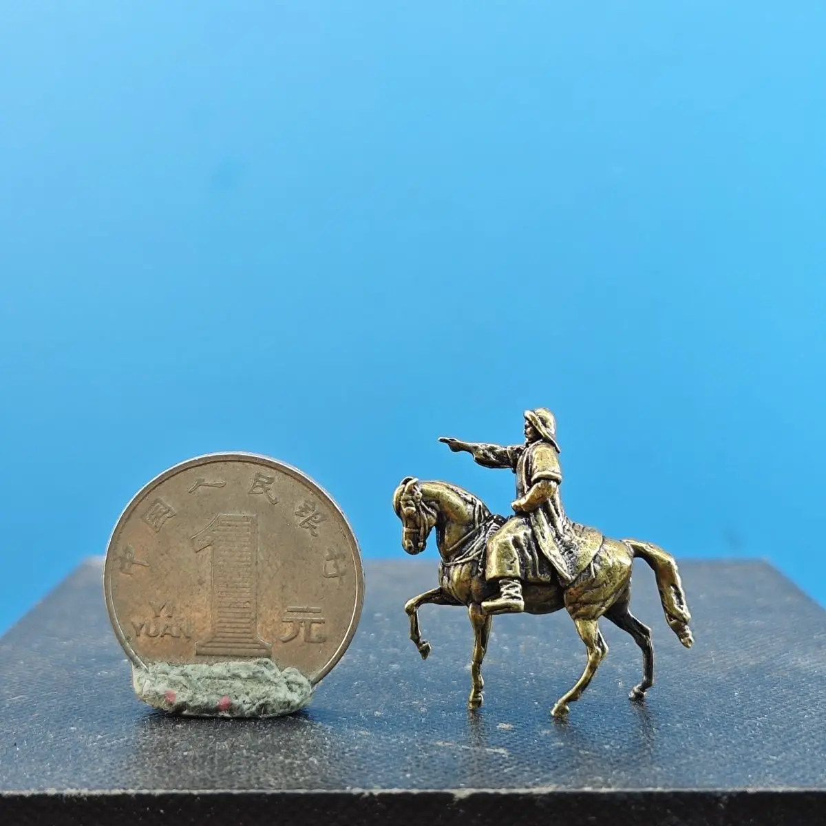 

Бронзовая статуэтка Чингисхана с аквариумом