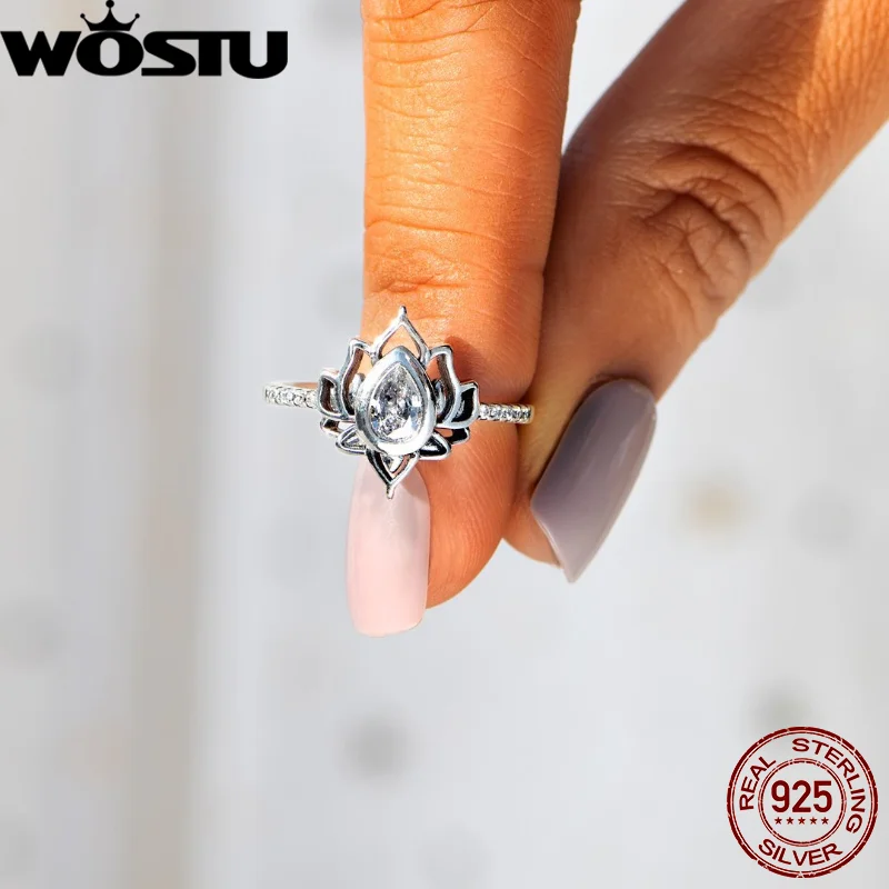 Женское кольцо из серебра 925 пробы с фианитом |