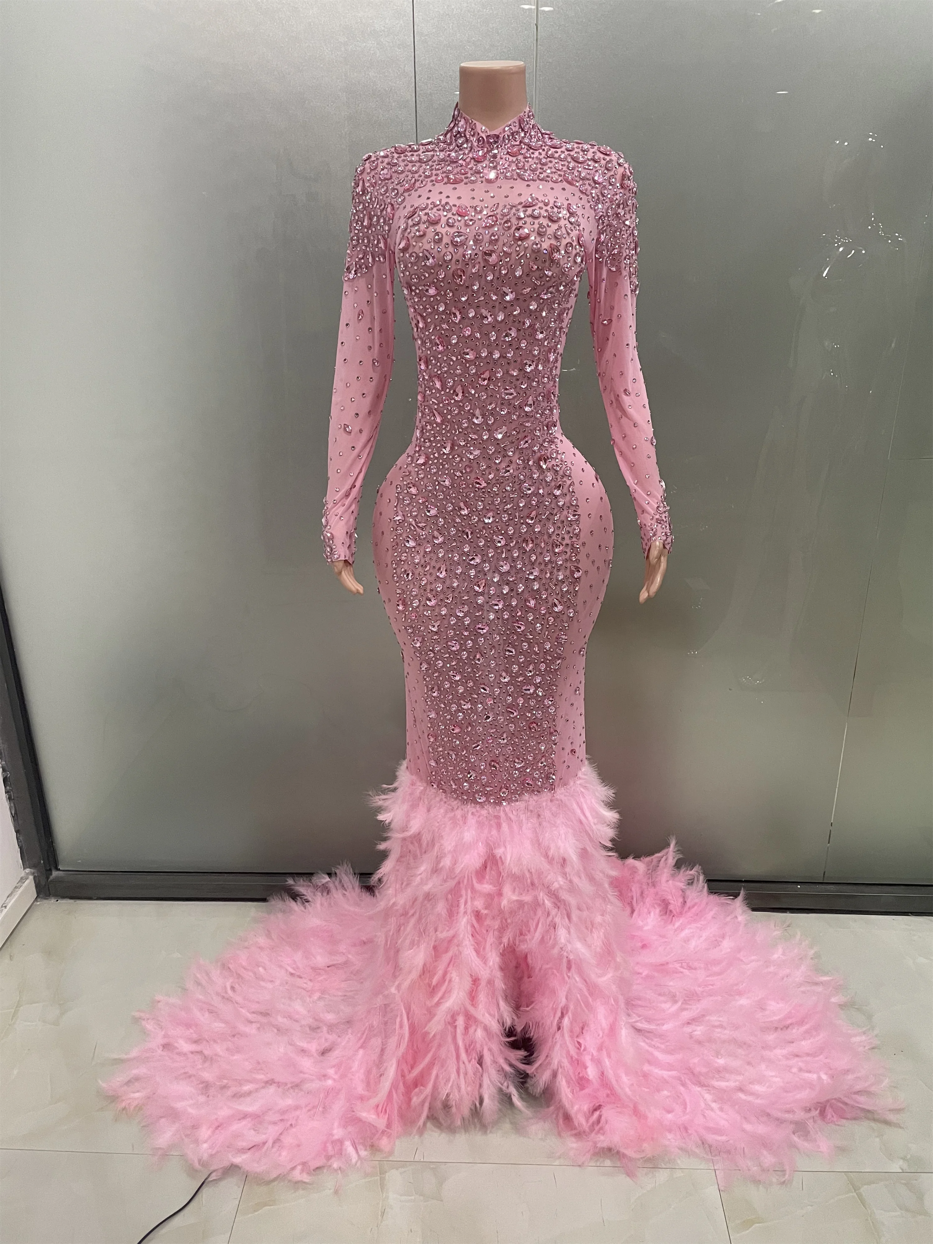 Сексуальное сверкающее розовое прозрачное роскошное длинное платье с перьями