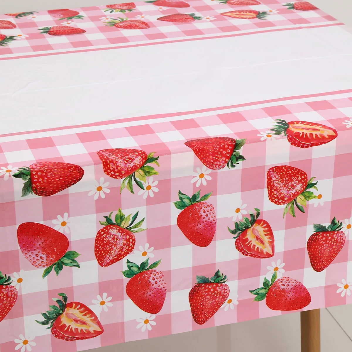 Скатерть с принтом клубники и маргариток