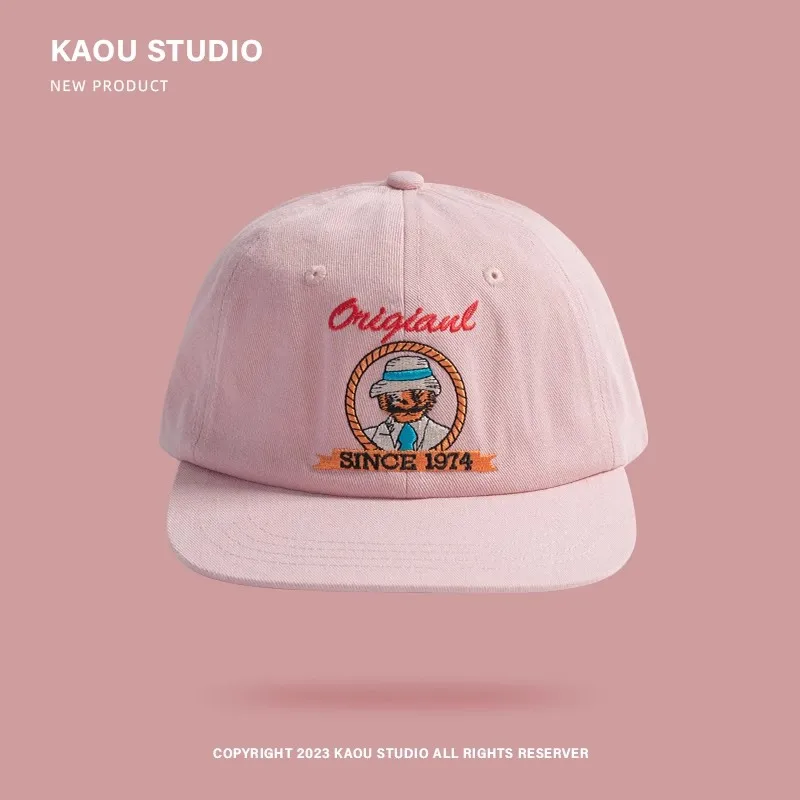 Кепка-бейсболка с плоским козырьком и вышивкой