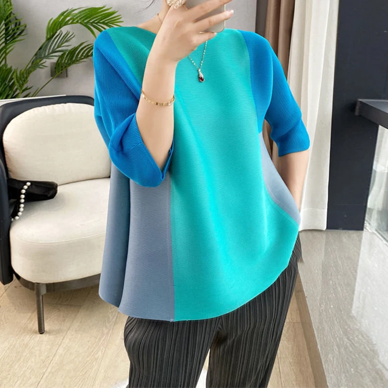 Женская футболка оверсайз с круглым вырезом свободного покроя