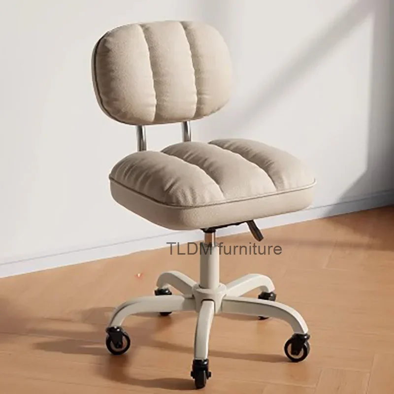 Удобный поворотный офисный стул бежевые колеса скользящие домашние розовые