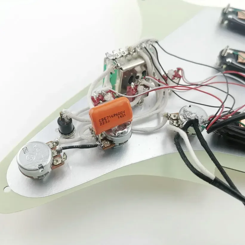 Предварительно загруженный ST Pickguard с SSS одиночной катушкой набор пикапов