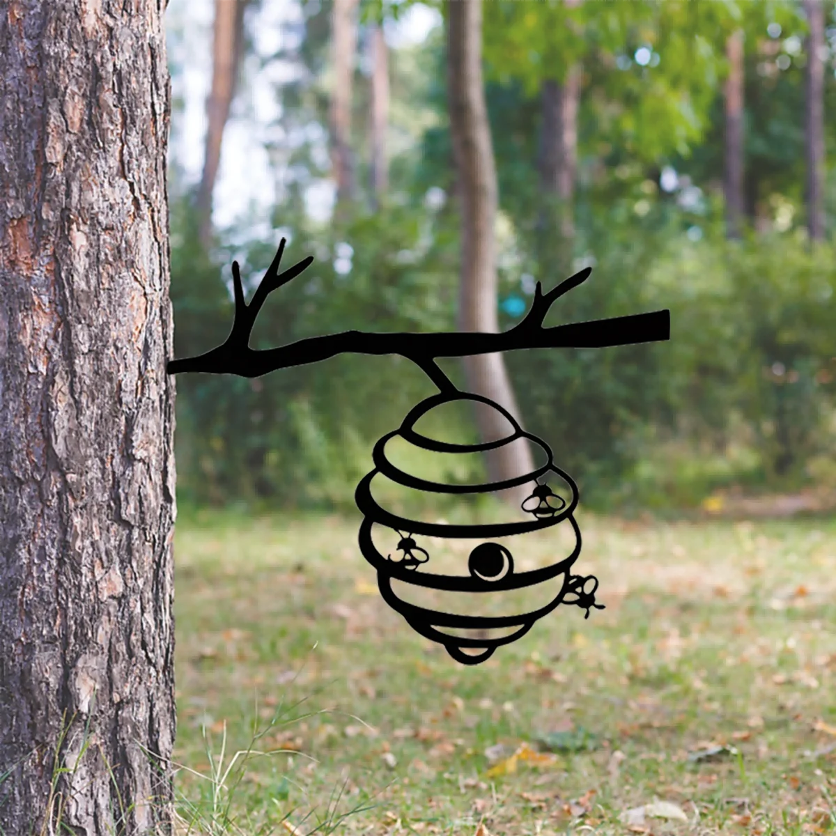 Добавьте волшебное прикосновение к уличному саду с этим металлическим улей