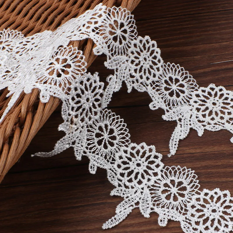 

Кружевная лента с вышивкой, 3 ярда