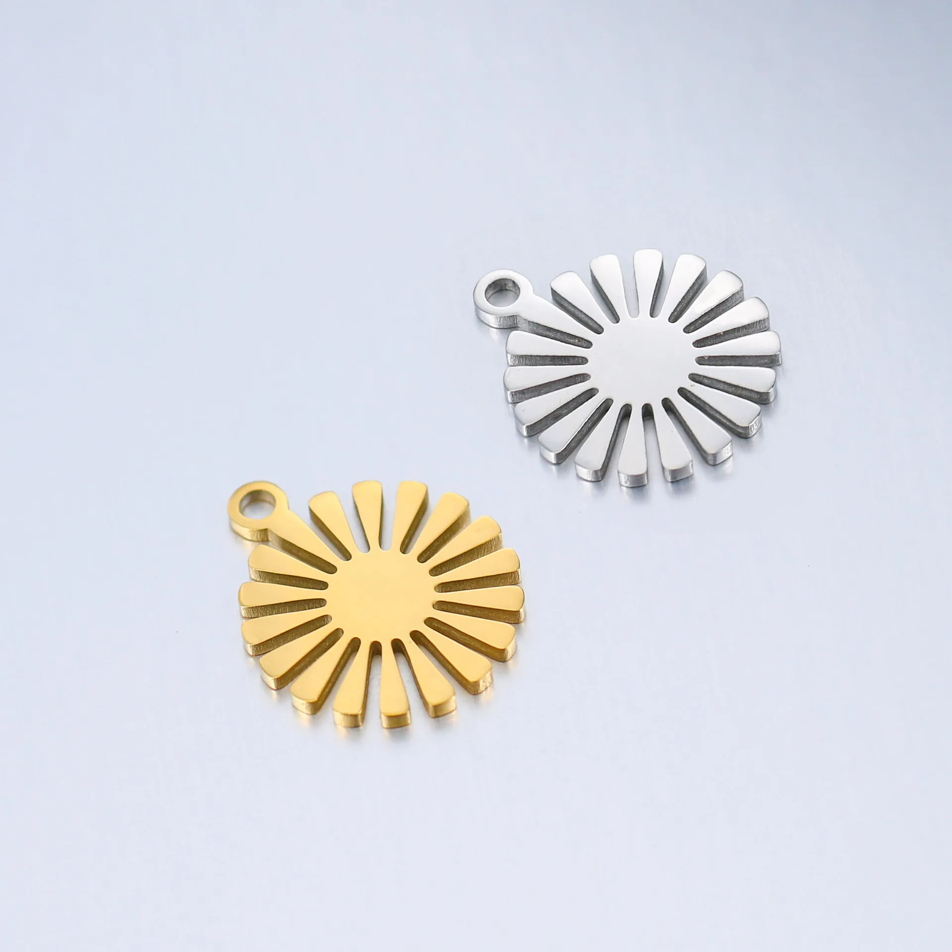 

Stainless Steel Mirror Polish Daisy Flower Charm DIY Sunflower Pendant Steel Color /Gold Color DIY Jewelry Accessories