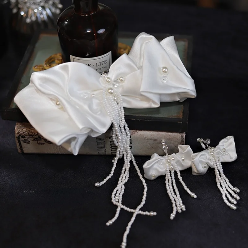 

Заколка-тиара Свадебная атласная с жемчугом и бахромой