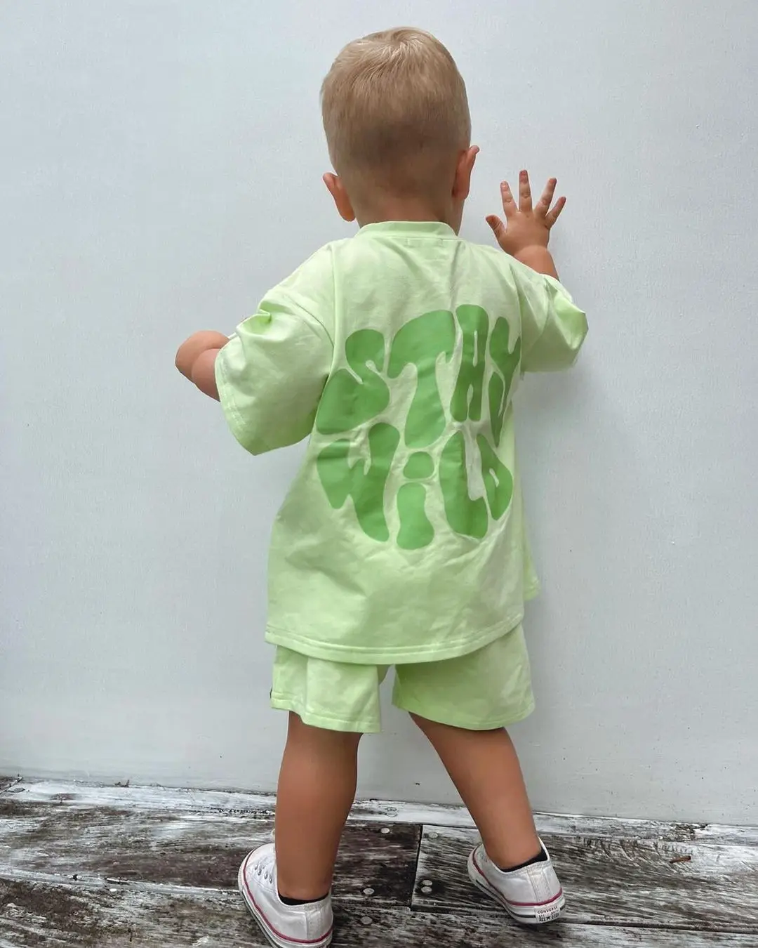 

Летний комплект для мальчиков 18-6 лет, модный топ с коротким рукавом и буквенным принтом + зеленые повседневные шорты