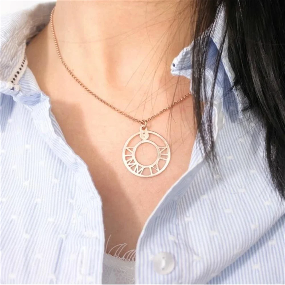 Индивидуальное ожерелье персонализированное золотого и римского цветов с датой