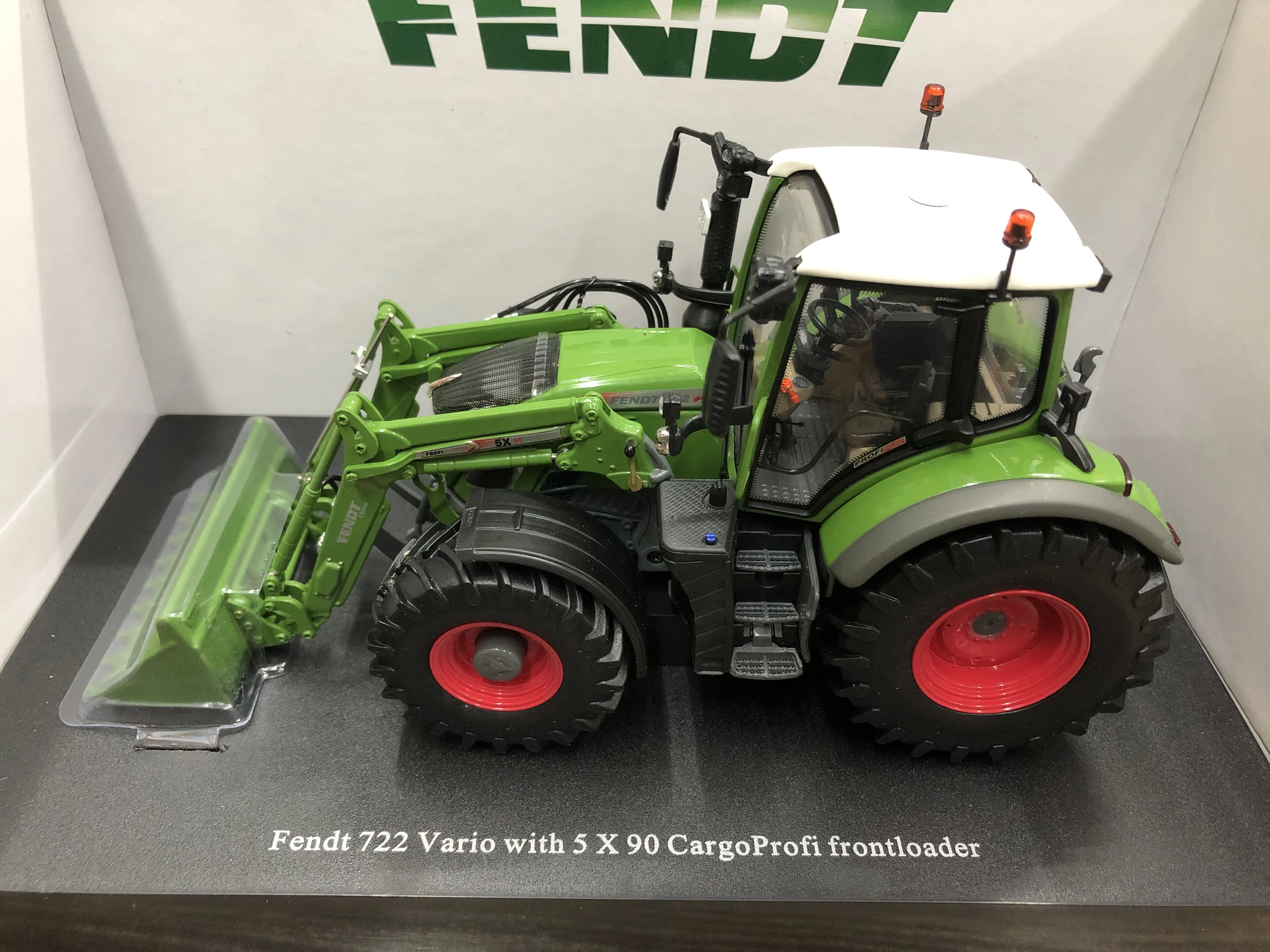 

UH 1:32 Fendt 722 Vario тракторный погрузчик, сплав, модель 4975, подарки, Сувенирные игрушки