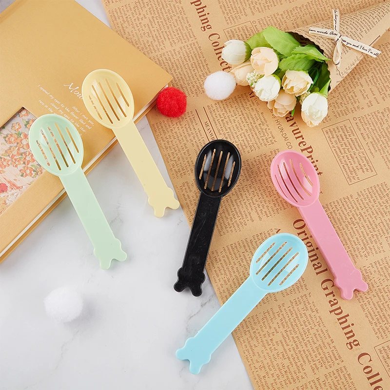 

1pc Hamster Litter Scoop Solid Color Plastic Hamster Scooper Small Pet Litter Scoop Small Pet Cleaning Supplies 4 Colors Option