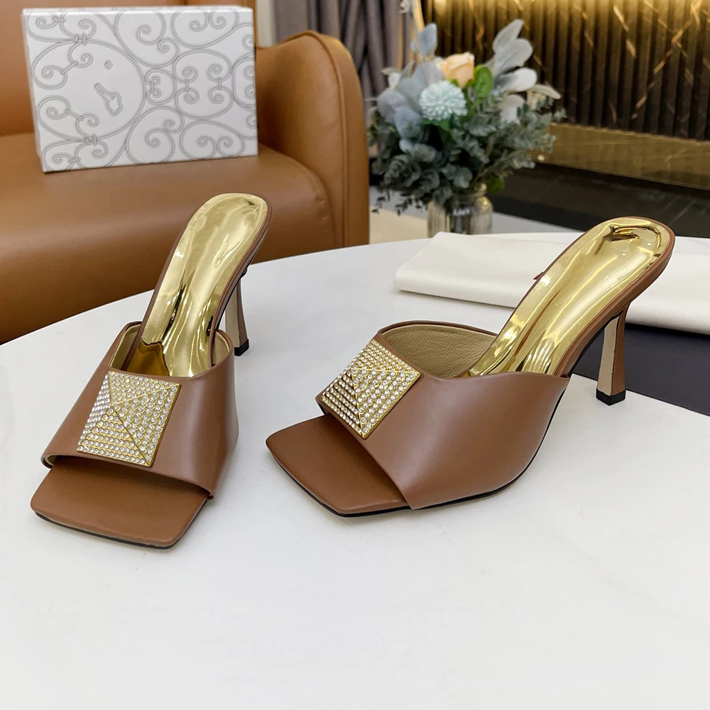 Женские босоножки с квадратным носком на высоком массивном каблуке большие