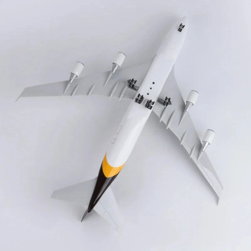 Коллекционный предмет модели самолета Boeing 747 масштаб 1/157 с фотохромными колесами