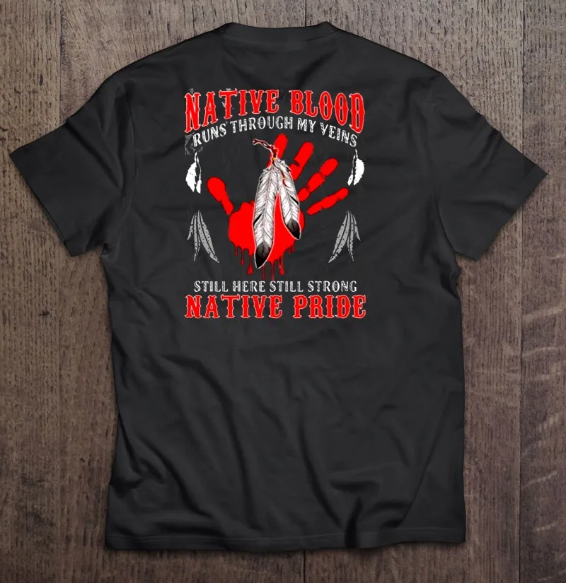 

Родная кровь проходит через мои вены все еще здесь сильный Родной гордость перья Кровавая рука Мужская футболка размера плюс Мужская футбо...