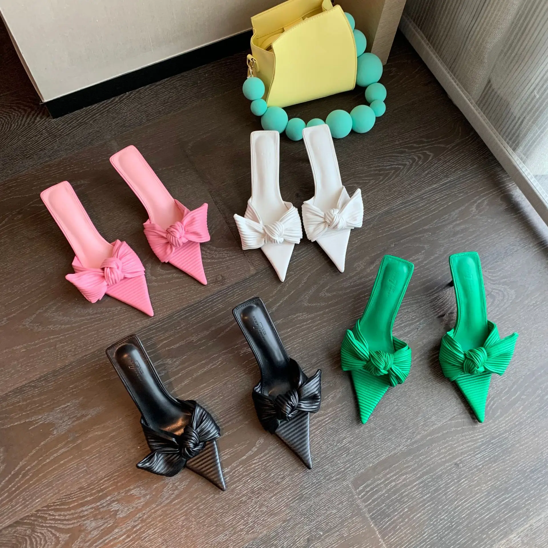 

Женские шлепанцы с острым носком, на высоком каблуке