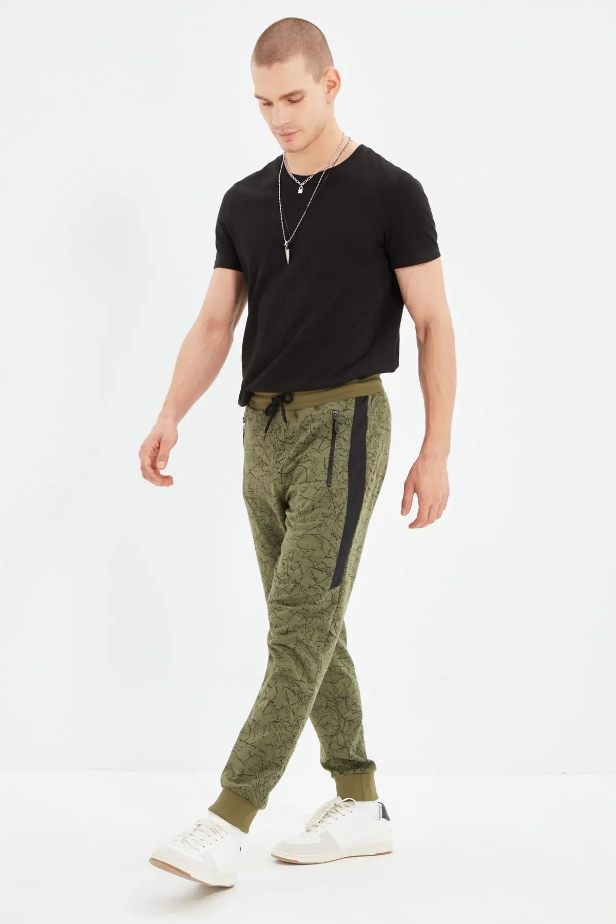 

Trendyol Men 'S Regular Fit Printed Sweatpants TMNAW22EA0422