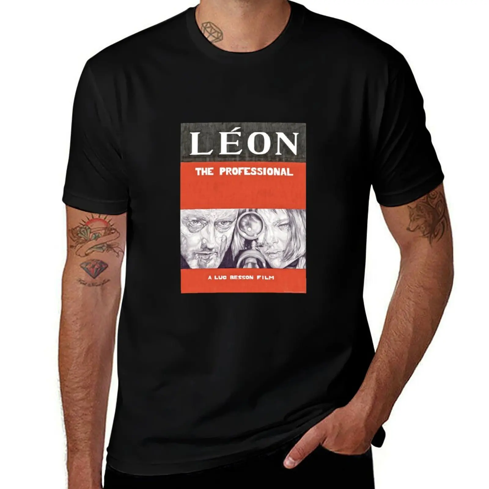 Фото Футболка с рисунком LEON, выполненным вручную карандашом, в виде кинопостера. Футболка для отдыха на природе. №1