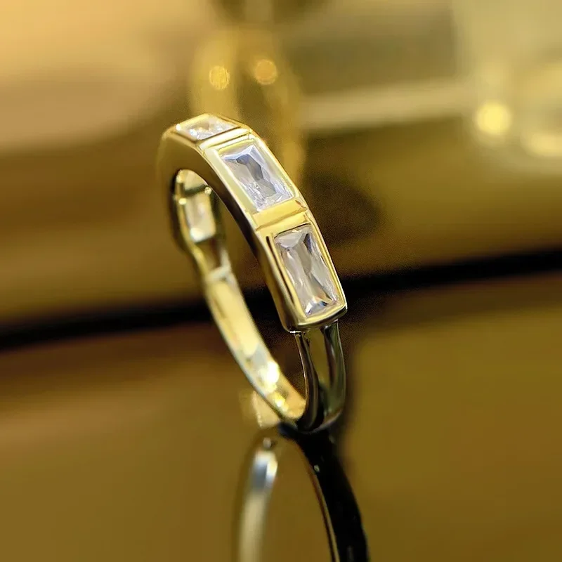 Женское кольцо из серебра 2 5 Х5 мм с бриллиантами