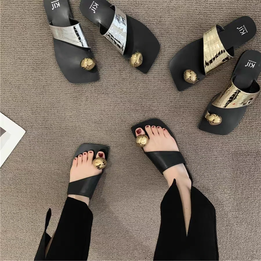 

Сандалии женские на плоской резиновой подошве, с заклепками