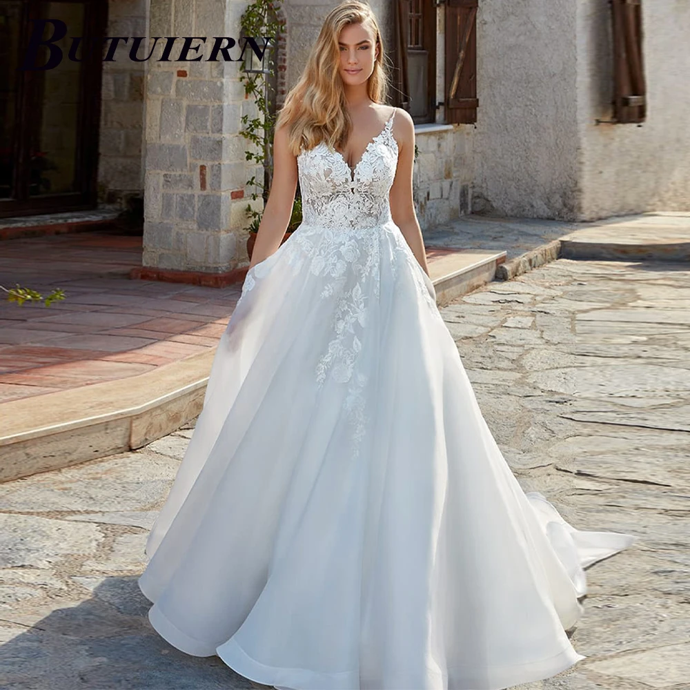 

Свадебное платье с V-образным вырезом, кружевом и открытой спиной