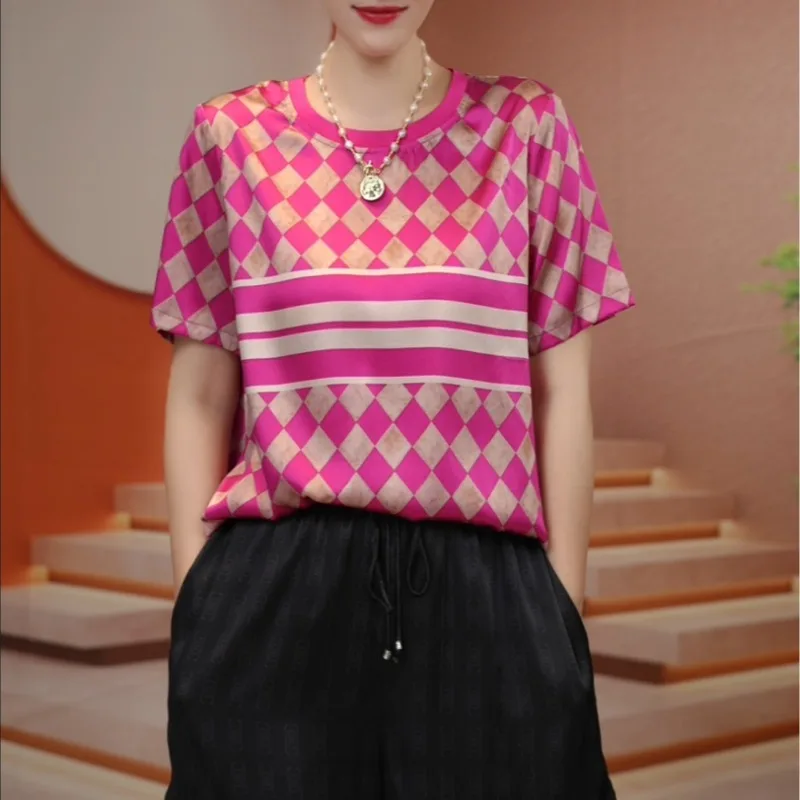 Женская футболка в полоску белая свободная с коротким рукавом круглым вырезом и