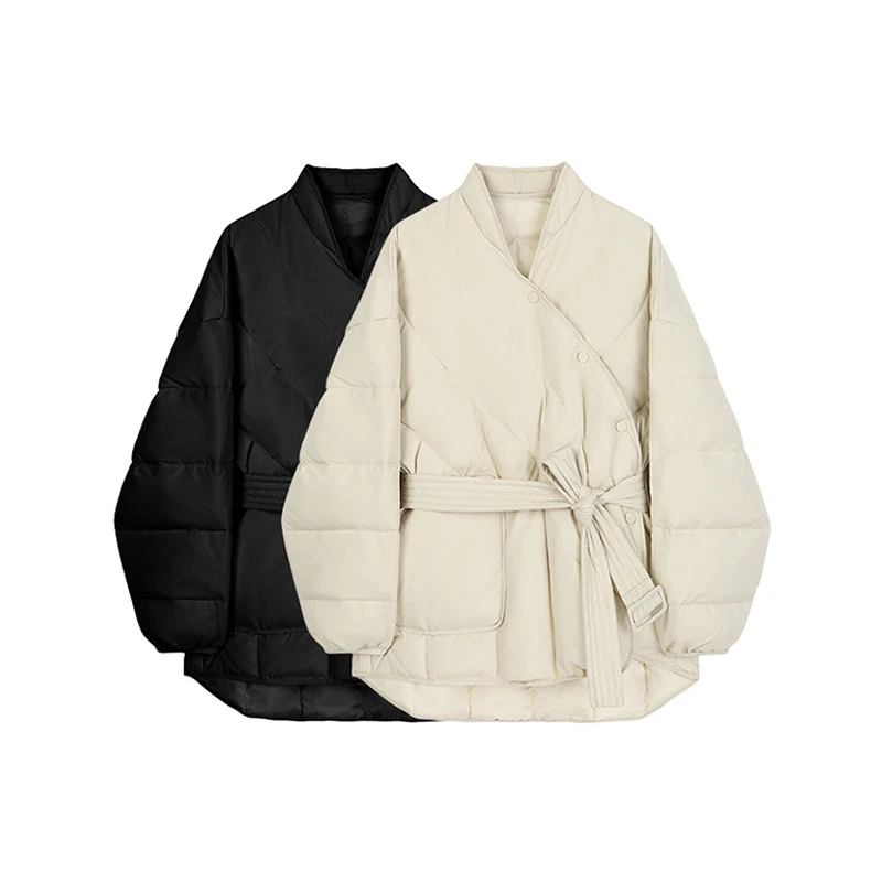 

Куртка женская зимняя однотонная на хлопковом наполнителе с V-образным вырезом и поясом