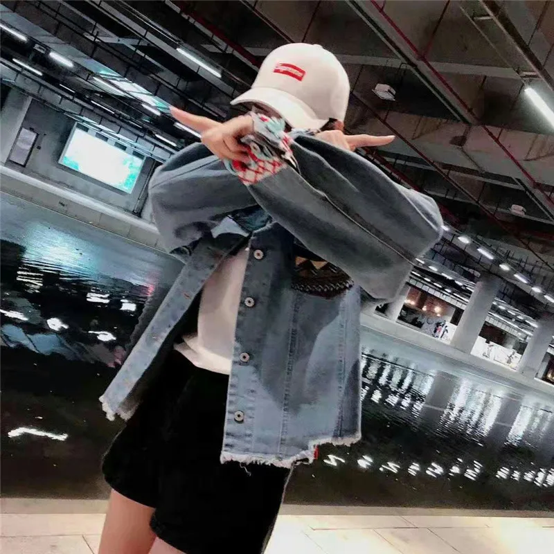 Куртка женская джинсовая с вышивкой и блестками