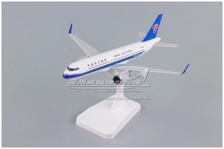 Модель самолета Air China Southern Airlines Airbus 320 A320 B-2405 из пластика ABS, длиной 19 см.