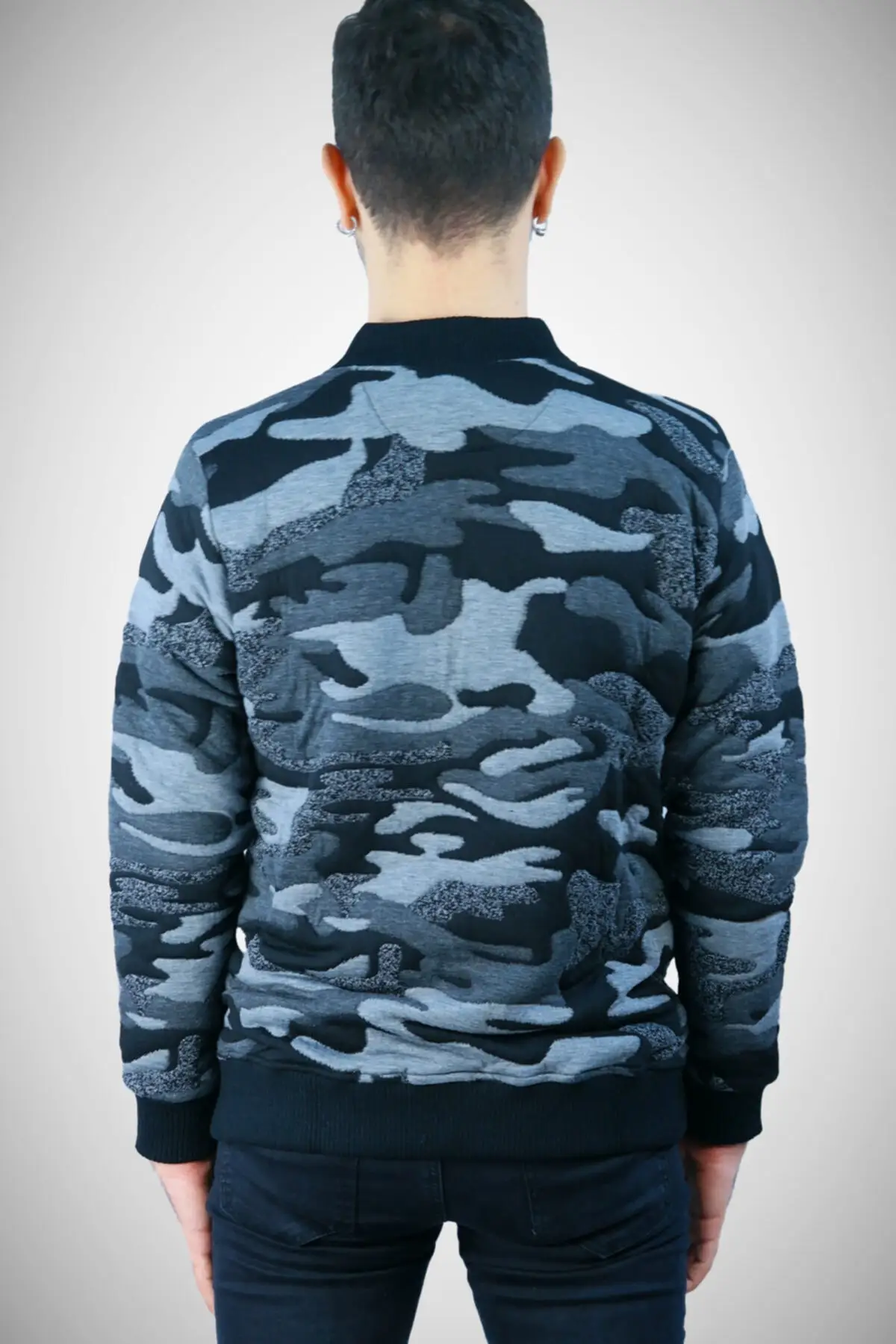 Мужская стеганая куртка на молнии цвета антрацит | одежда