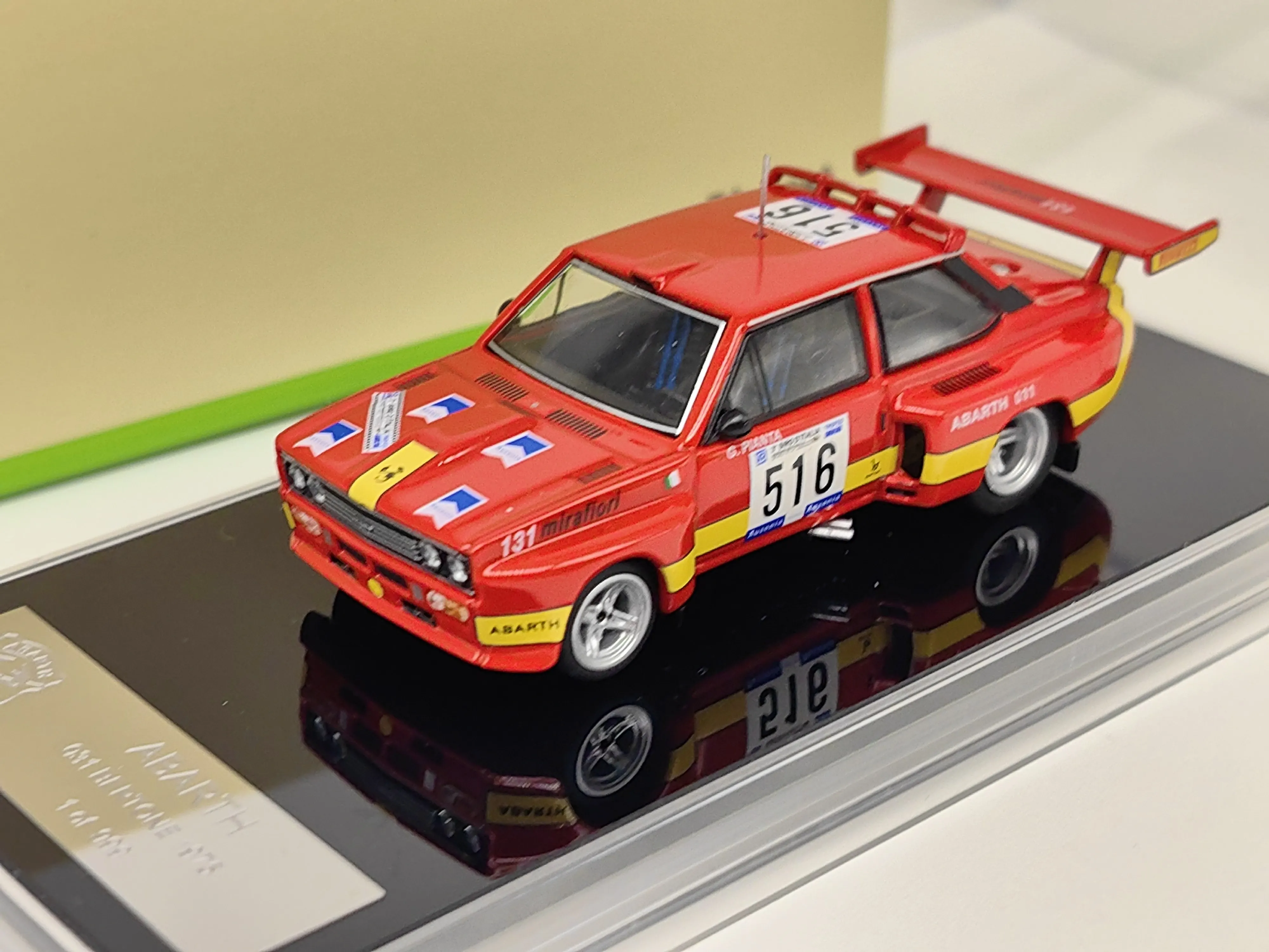 Фото Масштабная модель автомобиля Fiat Abarth 031 Bertone 1975 (1:64) из сплава, коллекционная, для детей №2