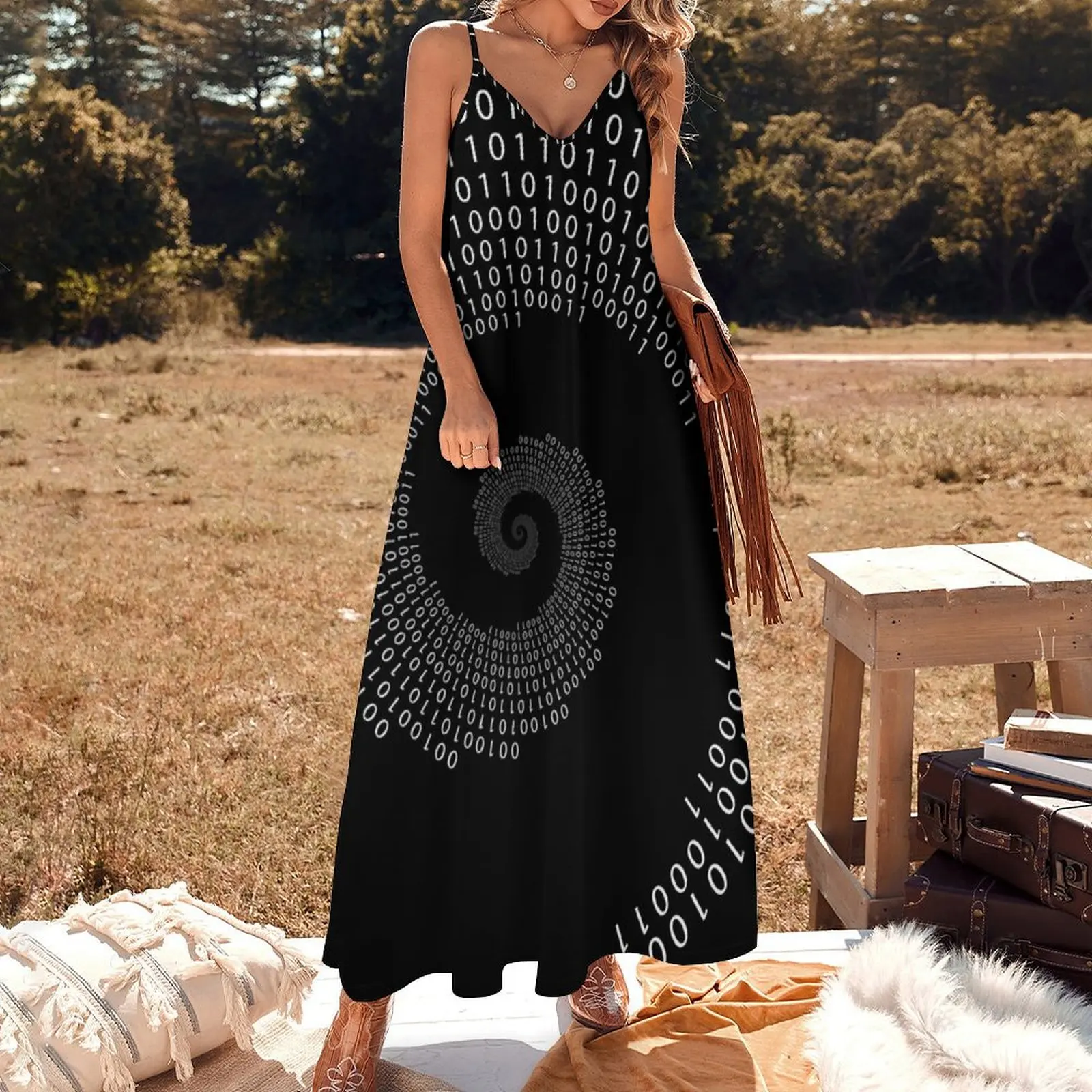 Двоичная спираль последовательности Фибоначчи. Длинное платье без рукавов